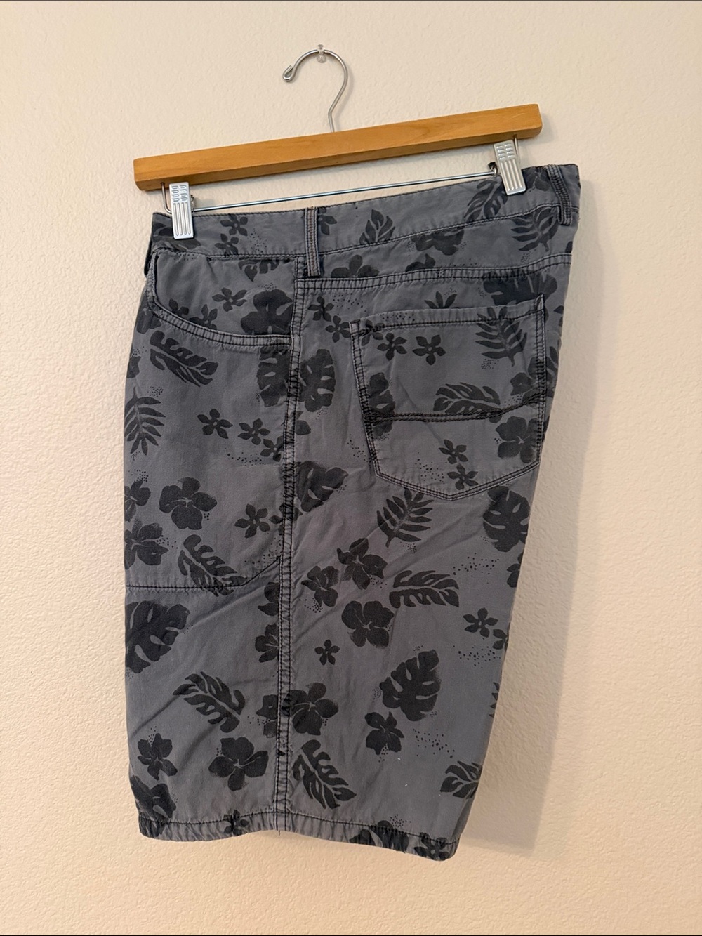Tommy Bahama Gray Floral Print Flat Front Men's Shorts 36